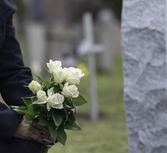 Цветы на могилу: практичный выбор неприхотливых и красивых растений